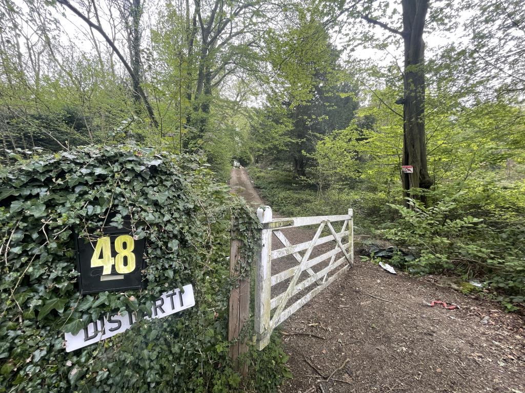 Lot: 80 - BUNGALOW & LAND WITH PLANNING TO DEMOLISH AND REPLACE - 